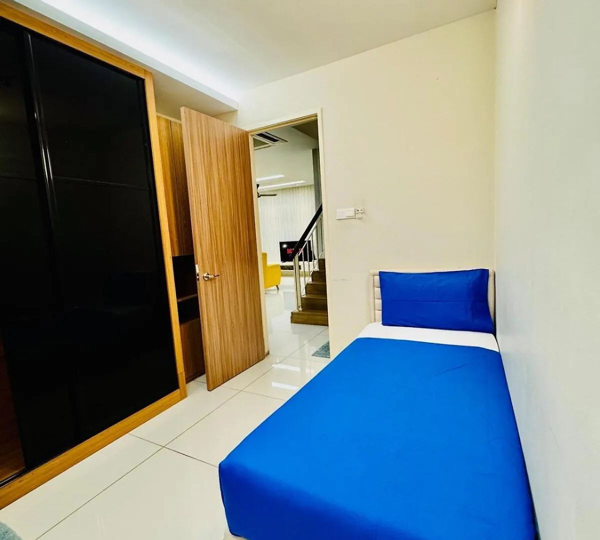 Вилла Beautiful 20-Person Villa, Walk To Beach & Market Бату-Ферринги