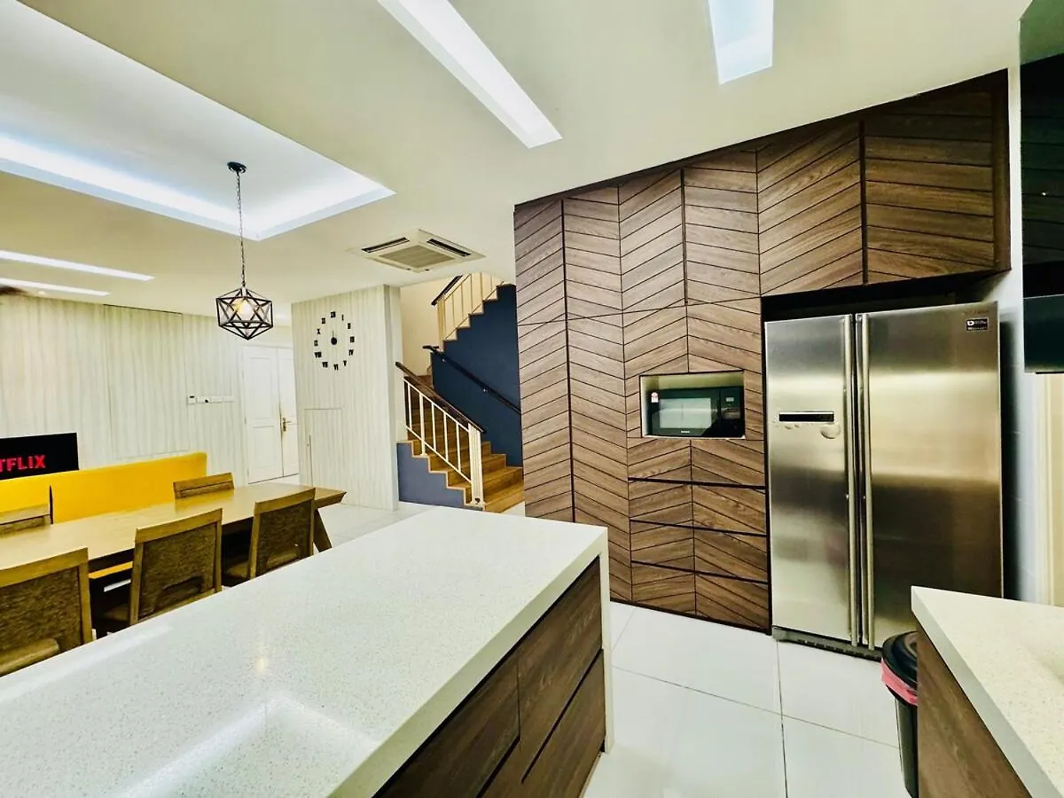 Вилла Beautiful 20-Person Villa, Walk To Beach & Market Бату-Ферринги