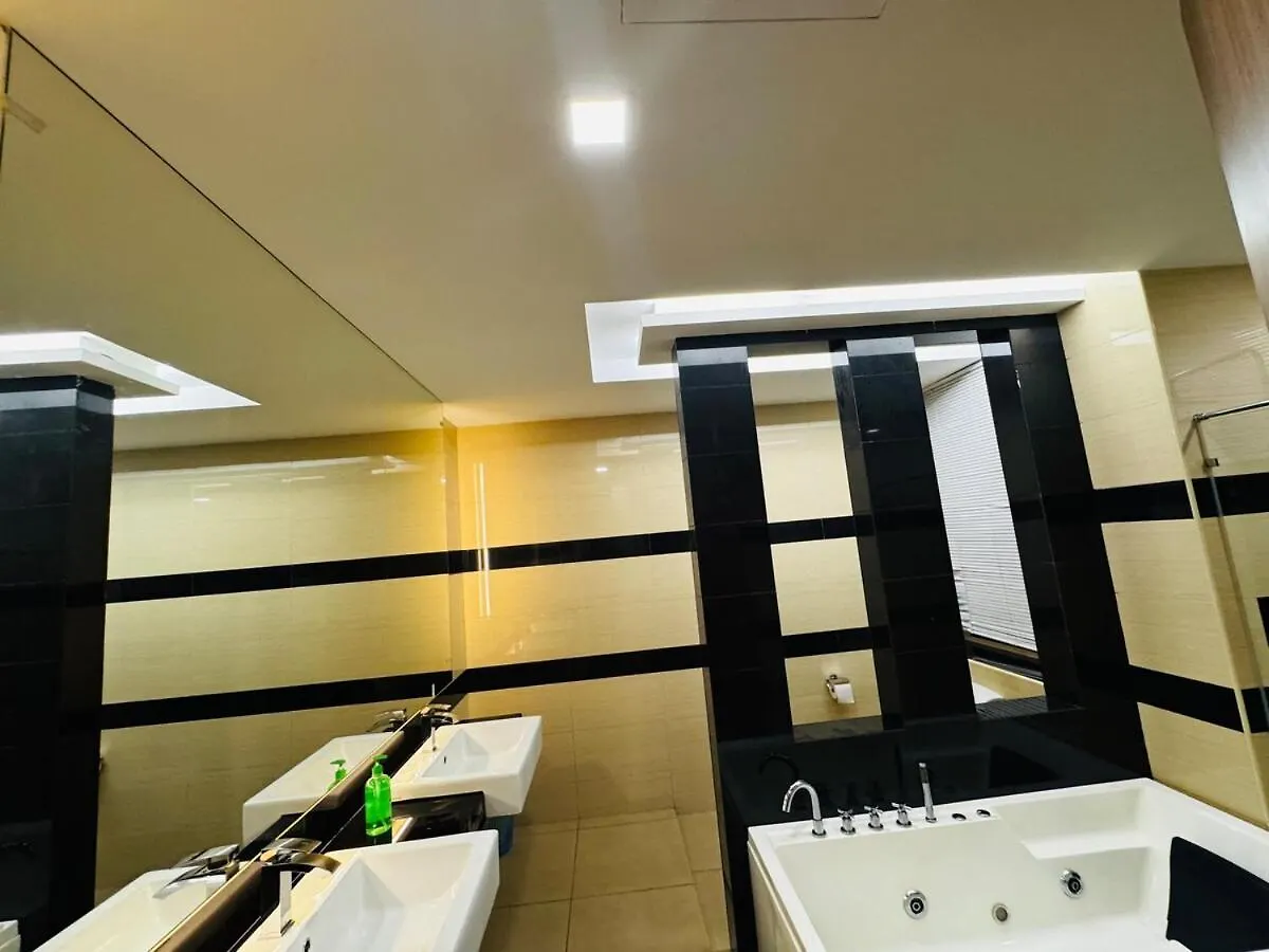 Beautiful 20-Person Villa, Walk To Beach & Market Batu Ferringhi