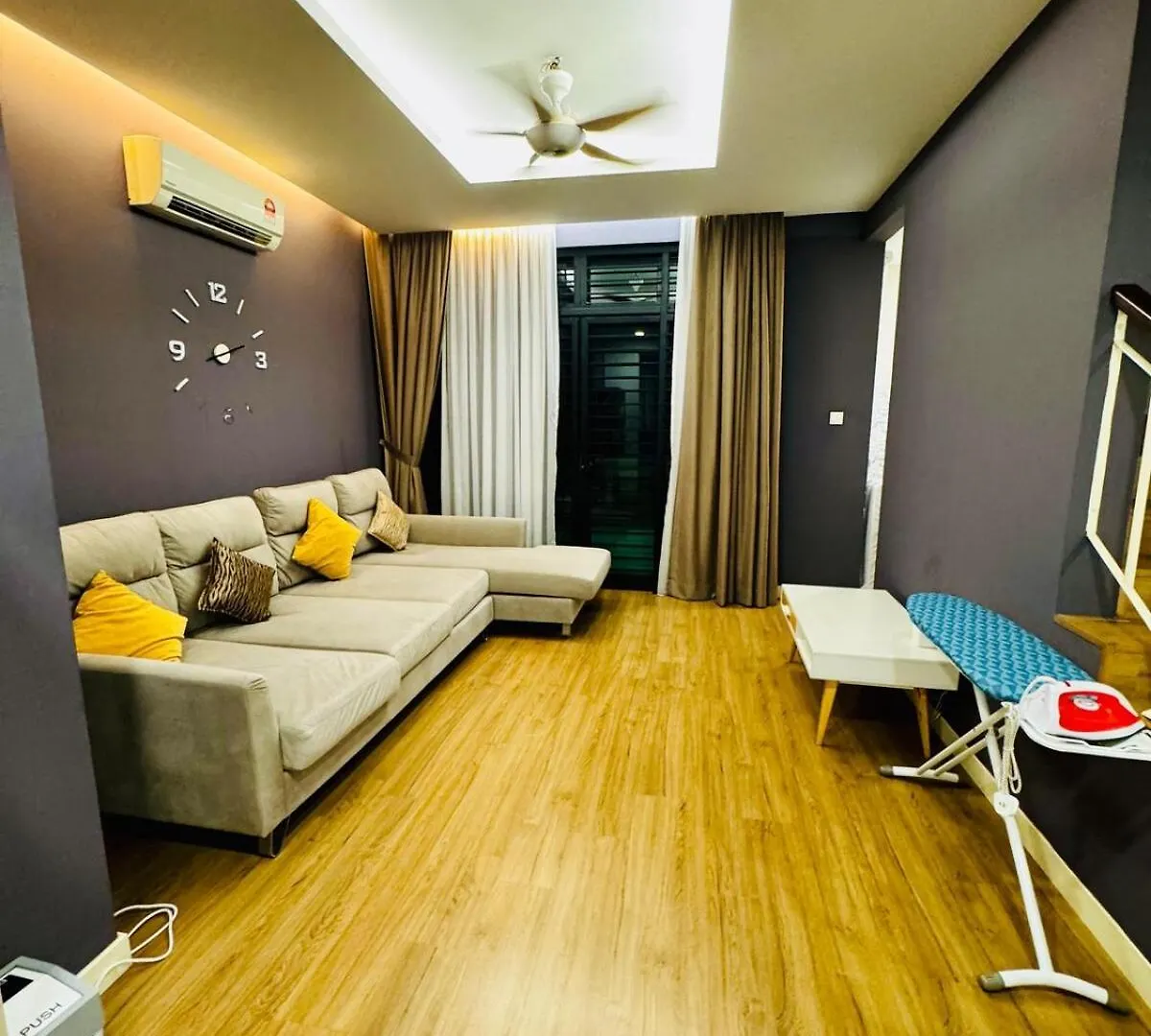 Villa Beautiful 20-Person Villa, Walk To Beach & Market Batu Ferringhi