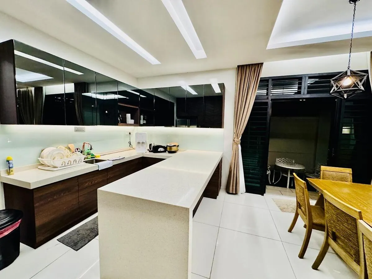 Вилла Beautiful 20-Person Villa, Walk To Beach & Market Бату-Ферринги Малайзия