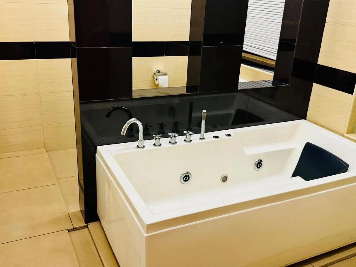 Вилла Beautiful 20-Person Villa, Walk To Beach & Market Бату-Ферринги Малайзия