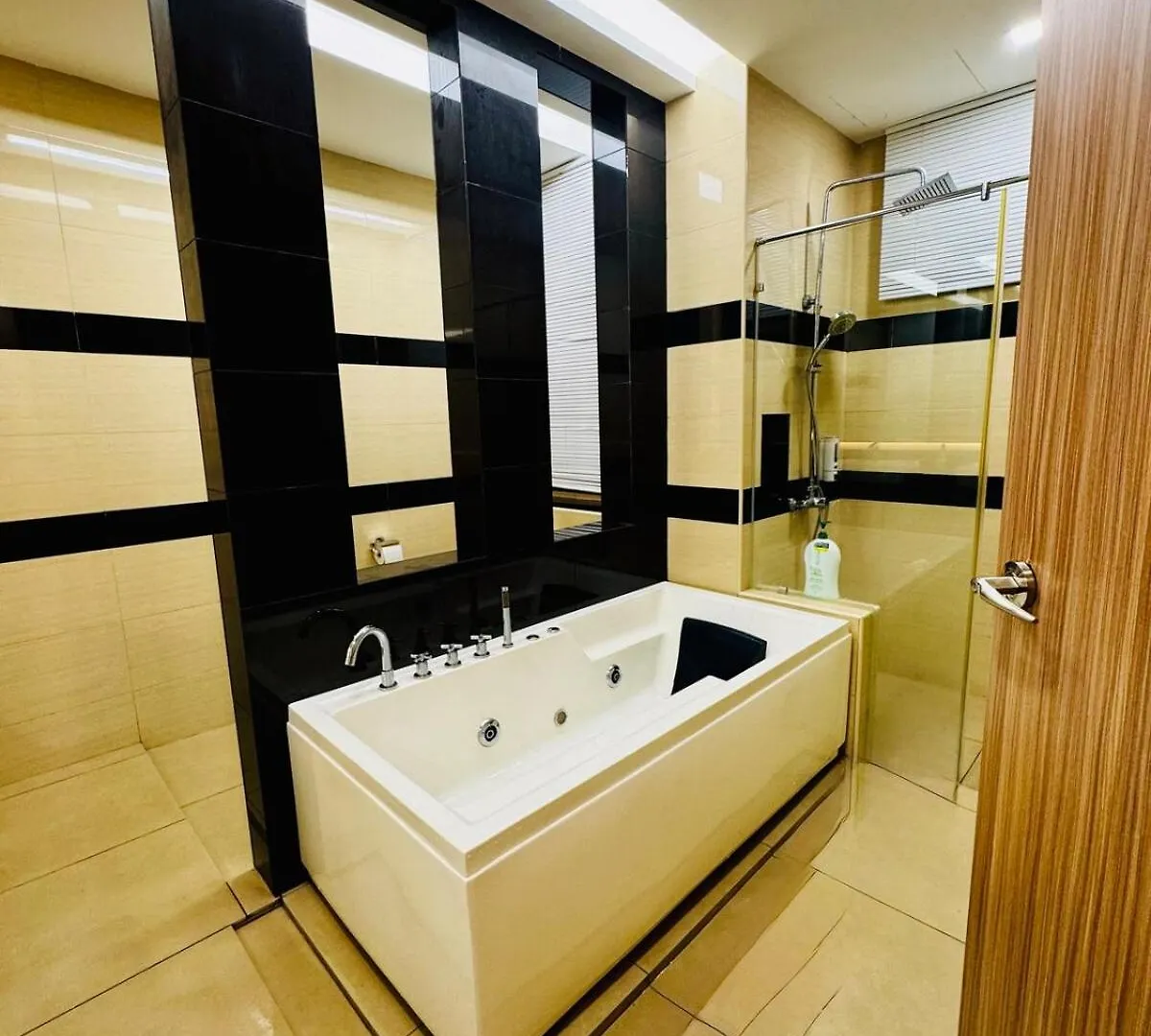 Вилла Beautiful 20-Person Villa, Walk To Beach & Market Бату-Ферринги