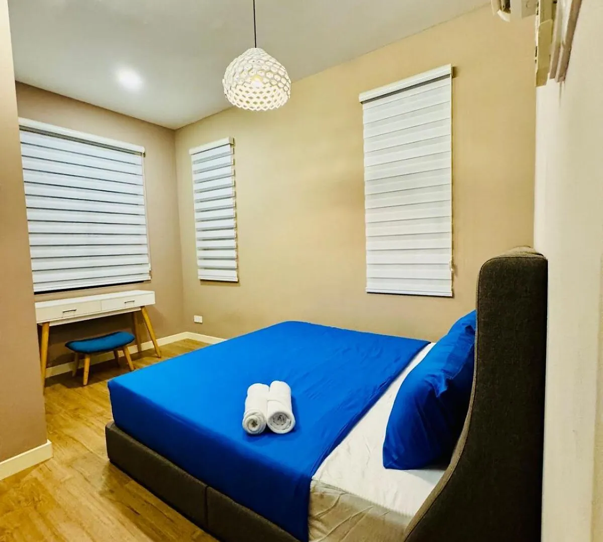 Вилла Beautiful 20-Person Villa, Walk To Beach & Market Бату-Ферринги