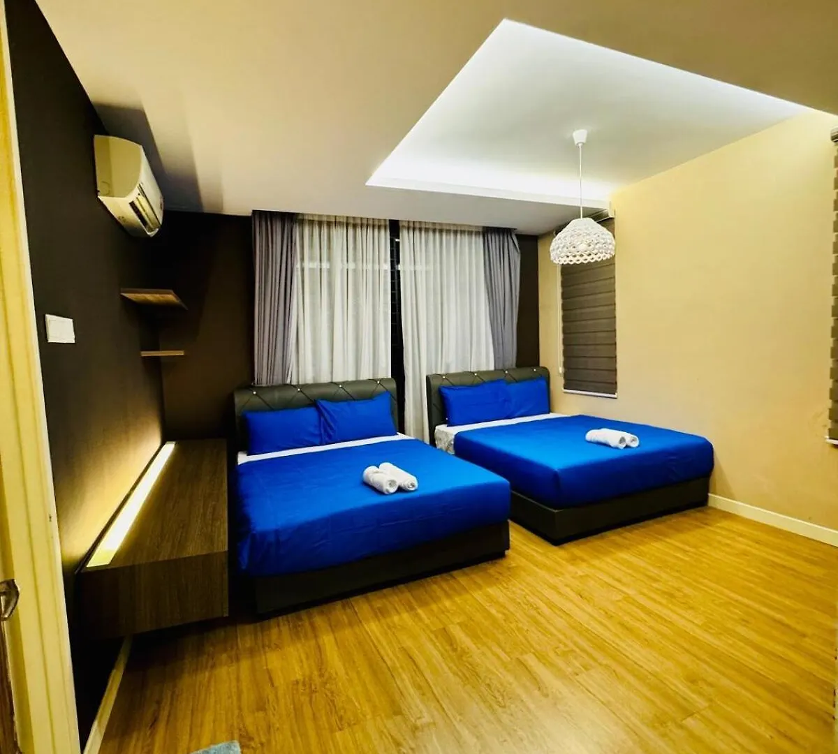 Вилла Beautiful 20-Person Villa, Walk To Beach & Market Бату-Ферринги