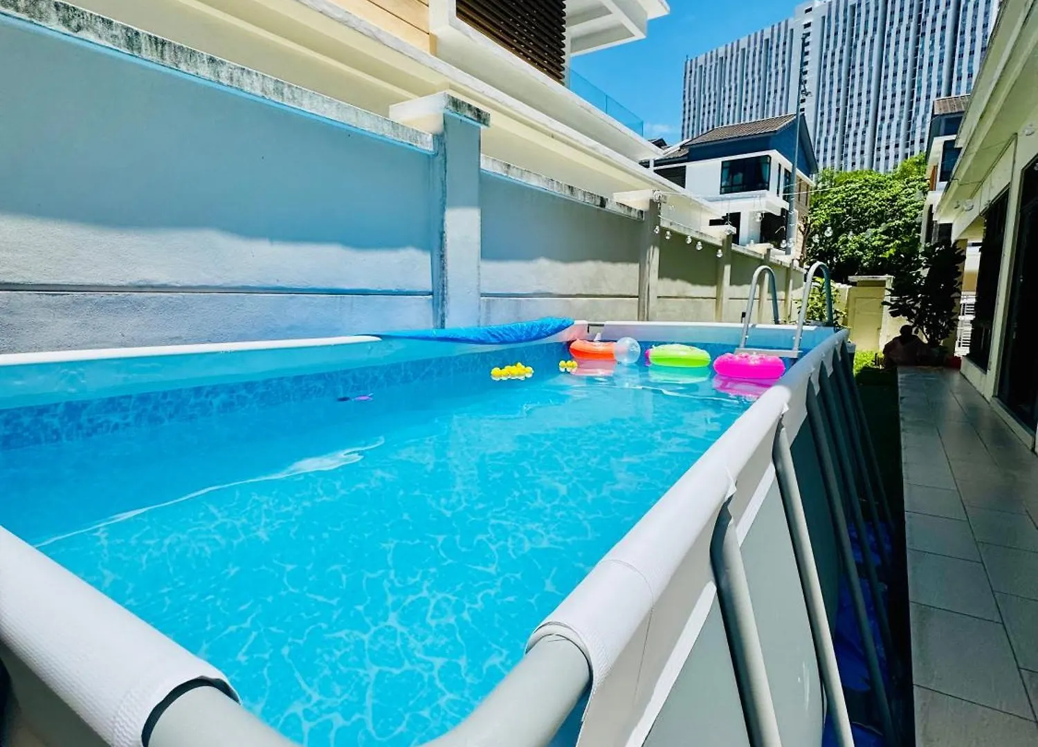 Beautiful 20-Person Villa, Walk To Beach & Market Batu Ferringhi